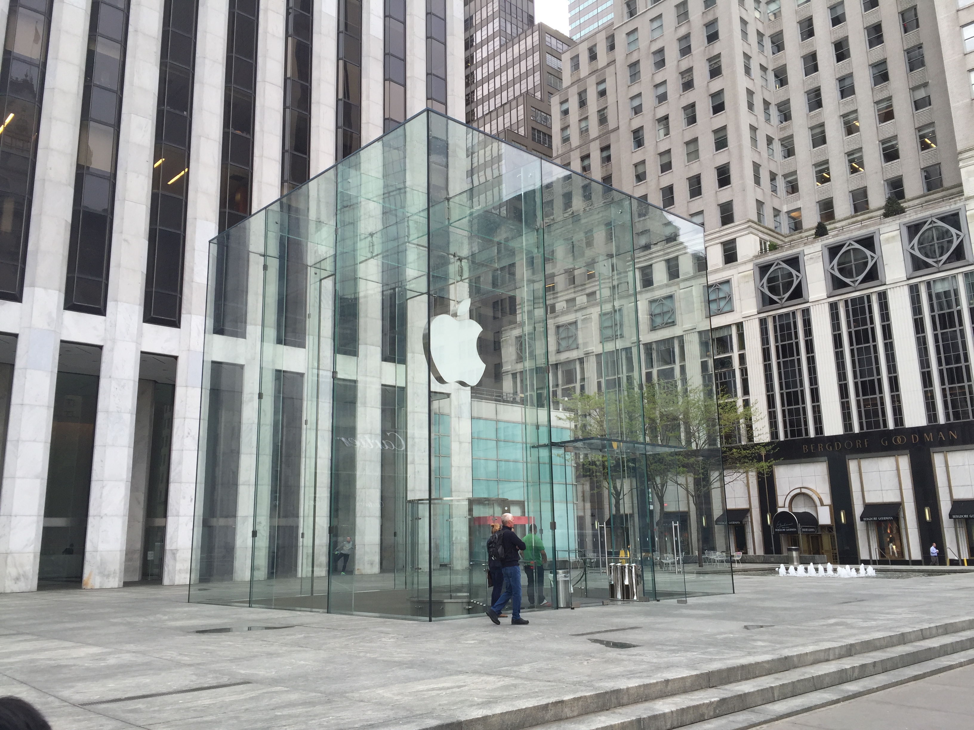 Fifth Avenue - Apple Store exterior by Kanesue (BY) via Openverse