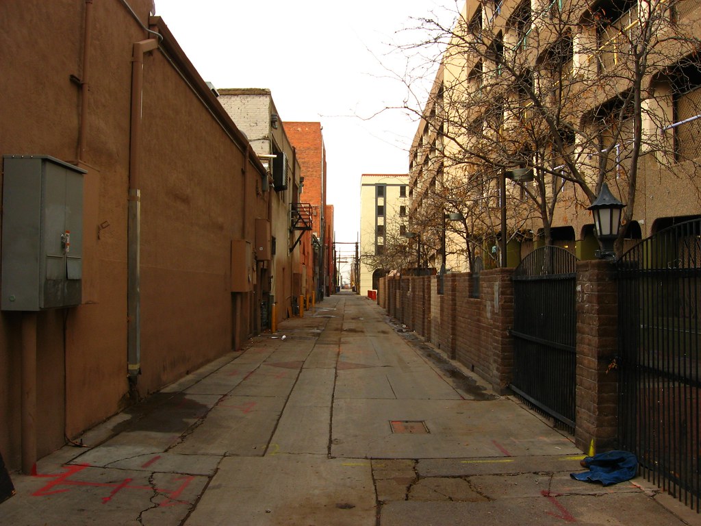Alley, Downtown Albuquerque, New Mexico by Ken Lund (BY-SA) via Openverse