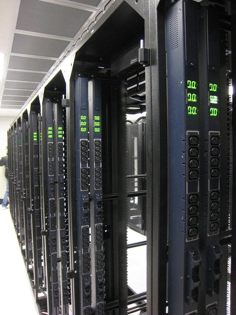 Awaiting servers by bugeaters (BY) via Openverse